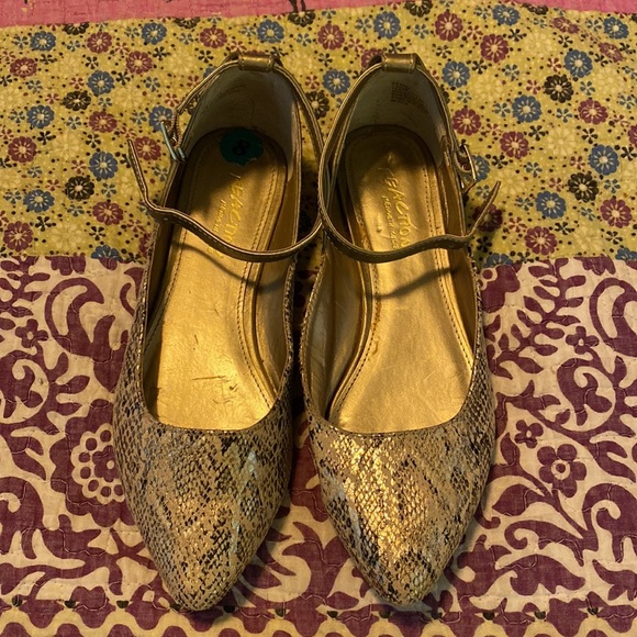 Kenneth Cole Reaction gold snakeskin flats size 8. - Picture 2 of 11